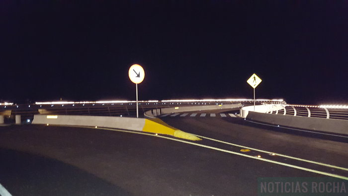 puente de laguna garzon iluminado